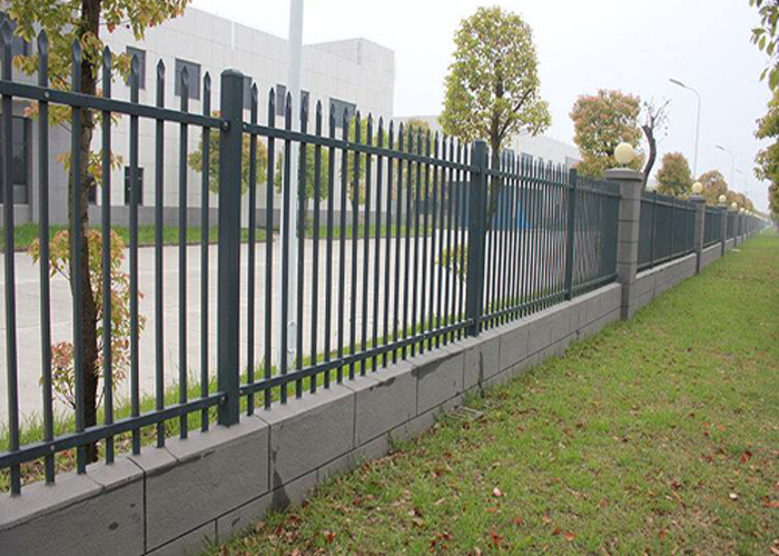信丰工厂厂区锌钢围墙护栏工程案例