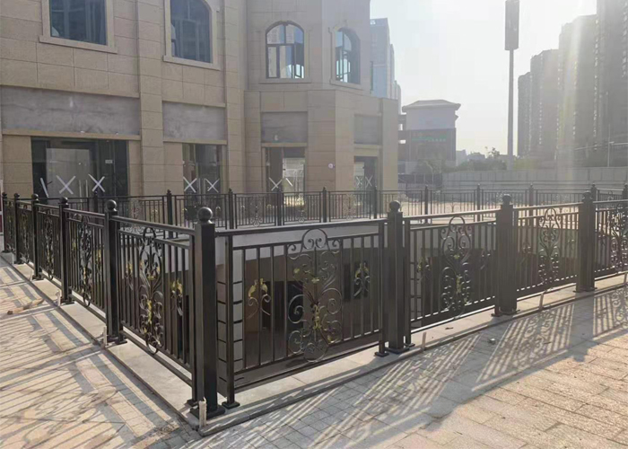 信丰商业中心商场室外锌钢护栏扶手工程案例