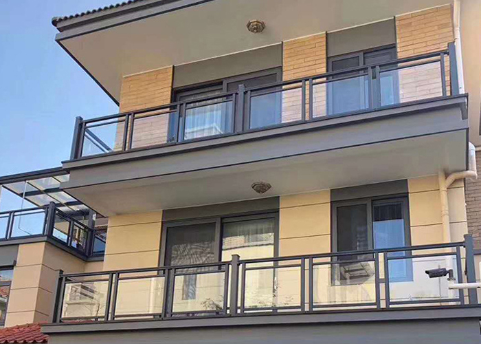 信丰小区锌钢玻璃阳台护栏工程案例